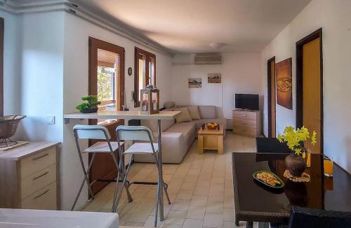 Rovinjsko Selo House | Poolside compact family cottage Bella