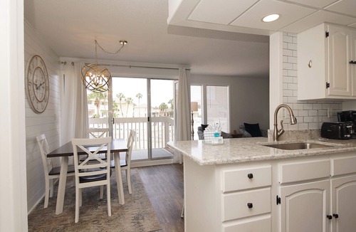 Holiday Isle Condo | Poolside Destin Condo + Free Beach Service