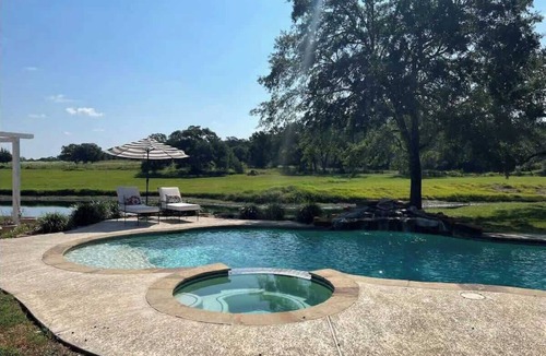 Fayetteville House | Poolside Escape 10 Min to Round Top+Hot Tub+Views