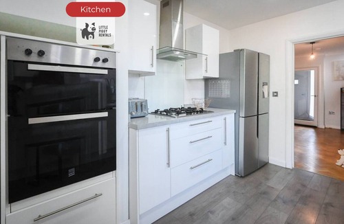 Luton House | Poolside Family Escape | Luton