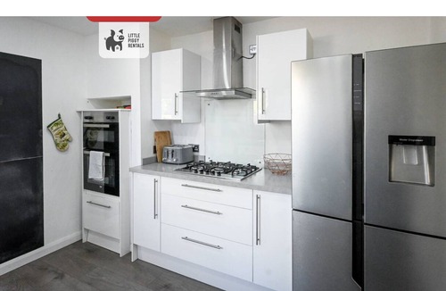 Luton House | Poolside Family Escape | Luton