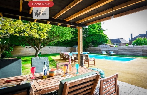Luton House | Poolside Family Escape | Luton