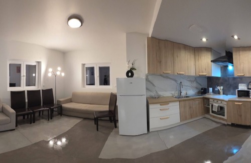 Oinville-sur-Montcient Apartment | Poolside cottage