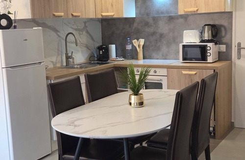 Oinville-sur-Montcient Apartment | Poolside cottage