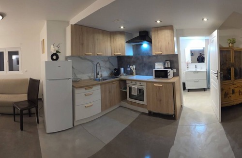 Oinville-sur-Montcient Apartment | Poolside cottage