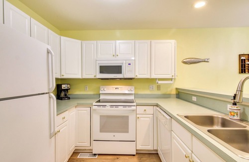 Ocean Pines House | Poolside Fun, Beach Walks! Ocean Pines Coastal Gem