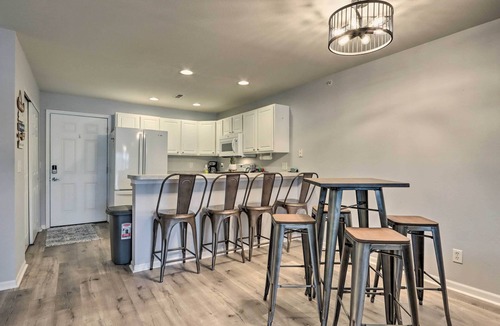 Camdenton Condo | Poolside Fun! Lake-View Camdenton Condo