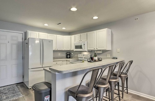 Camdenton Condo | Poolside Fun! Lake-View Camdenton Condo