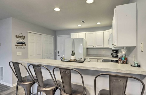 Camdenton Condo | Poolside Fun! Lake-View Camdenton Condo