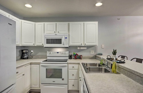 Camdenton Condo | Poolside Fun! Lake-View Camdenton Condo