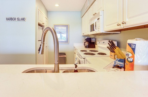 Beaufort Apartment | Poolside Fun & Ocean Strolls: Harbor Island Haven!