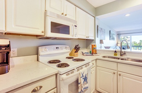 Beaufort Apartment | Poolside Fun & Ocean Strolls: Harbor Island Haven!