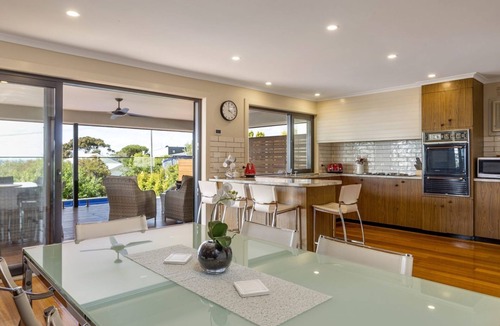 Dromana House | POOLSIDE GETAWAY - DROMANA