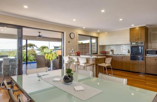 Dromana House | Poolside Getaway Dromana