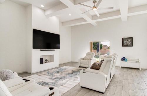 Rio Rancho House | Poolside & Hot Tub Lounging: Luxe Rio Rancho Home