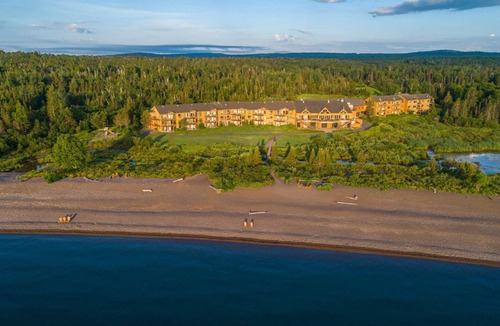 Two Harbors Apartment | Poolside Lodge One Bedroom Suite