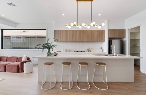 Mornington House | Poolside Luxury Villa - Heated Pool, Beach 3min