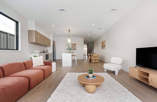 Mornington House | Poolside Luxury Villa - Heated Pool, Beach 3min