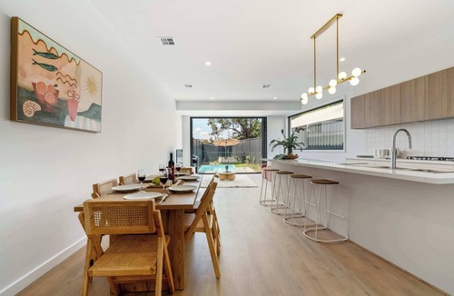 Mornington House | Poolside Luxury Villa - Heated Pool, Beach 3min