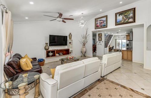 Rural Estates House | Poolside Oasis: Group-Friendly Getaway in Naples!