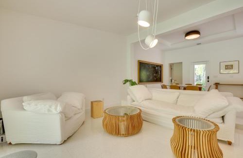 Biscayne Park House | Poolside Oasis in Biscayne Park! Modern Retreat