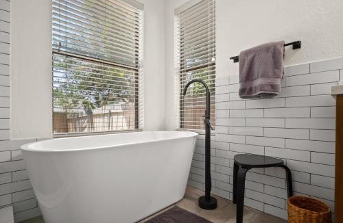 Brushy Creek House | Poolside Oasis, Peaceful Retreat -20 min to Austin