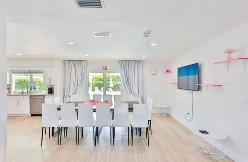 Hollywood Hills House | Poolside Palm retreat with Jacuzzi