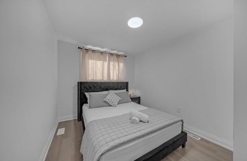 Thorold House | Poolside Paradise minutes away from the Falls