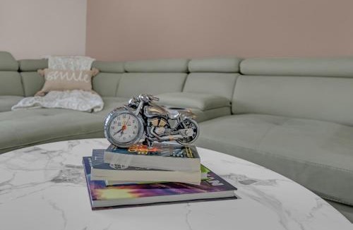 Thorold House | Poolside Paradise minutes away from the Falls