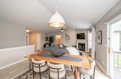 Walton House | Poolside Paradise Near the Ark