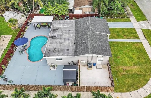 Homestead House | Poolside Paradise