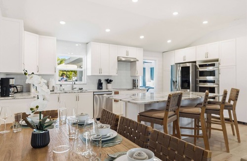 Southgate House | Poolside Paradise with Brand New Spa & Saltwater Pool – Minutes to Siesta Key