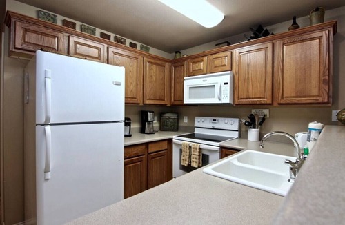 New Braunfels Condo | Poolside Porch Paradise | WiFi | Queen Beds | Pool