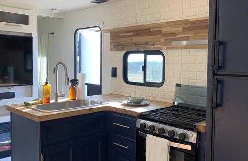 Earlsboro House | Poolside Renovated RV