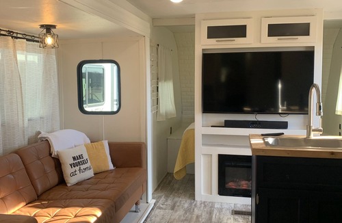 Earlsboro House | Poolside Renovated RV
