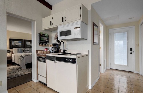 Kimberling City Condo | Poolside Retreat at Kimberling Crossing