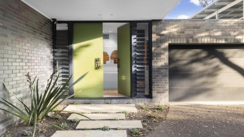 Hawks Nest House | Poolside Retreat