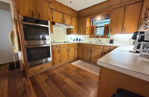 Gainesville House | Poolside Retreat Sleeps 9 Family Getaway