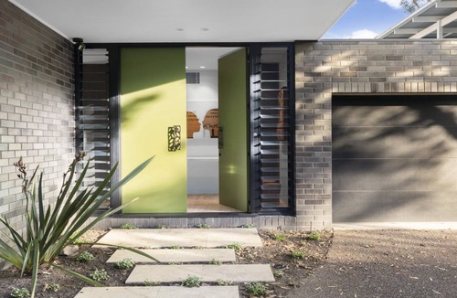 Hawks Nest House | Poolside Retreat, TOP NOTCH