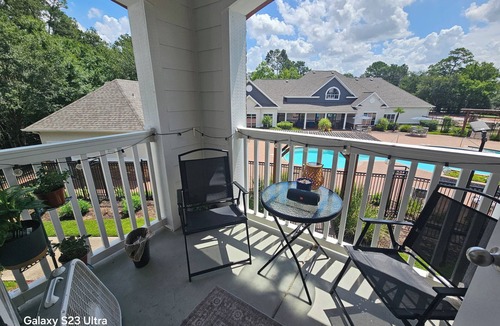 Deco Apartment | Poolside - Roomy - 2-Bedroom Apartment Close to Hobby Airport