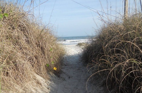 American Beach Villa | Poolside Sailmaker Condo at Summer Beach!