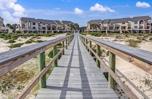 American Beach Villa | Poolside Sailmaker Condo at Summer Beach!