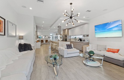 Coral Way House | Poolside Sanctuary 4B 4B heated pool ,Jacuzzi 1Gb internet.