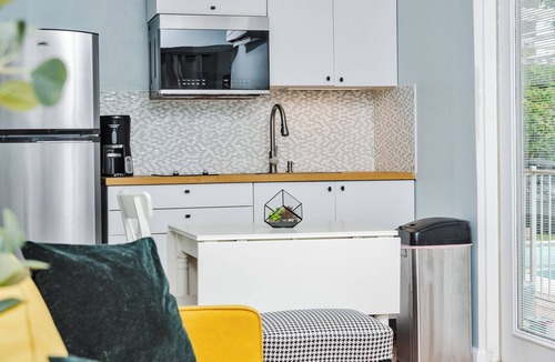 Miramar Apartment | Poolside Studio near Hard Rock Stadium