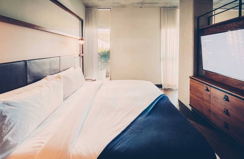 South River City Hotel | Poolside Suite Steps from Austin’s South Congress