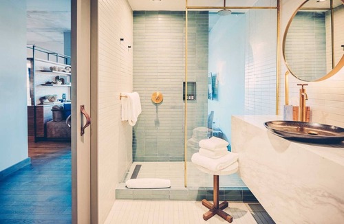 South River City Hotel | Poolside Suite Steps from Austin’s South Congress