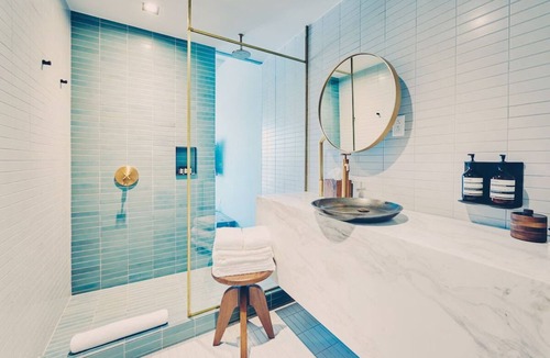 South River City Hotel | Poolside Suite Steps from Austin’s South Congress