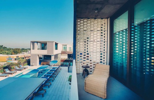 South River City Hotel | Poolside Suite Steps from Austin’s South Congress