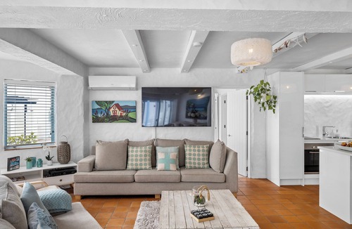 Orewa Cottage | Poolside Waterfront - Orewa Oceanside Villa