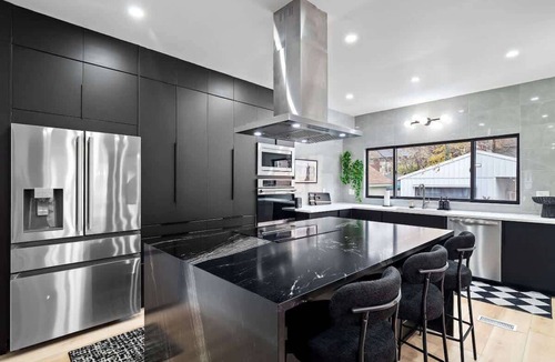 Highland Square House | PoolTable|Hot Tub|FirePit|Games|Bunk Slide|Wet Bar